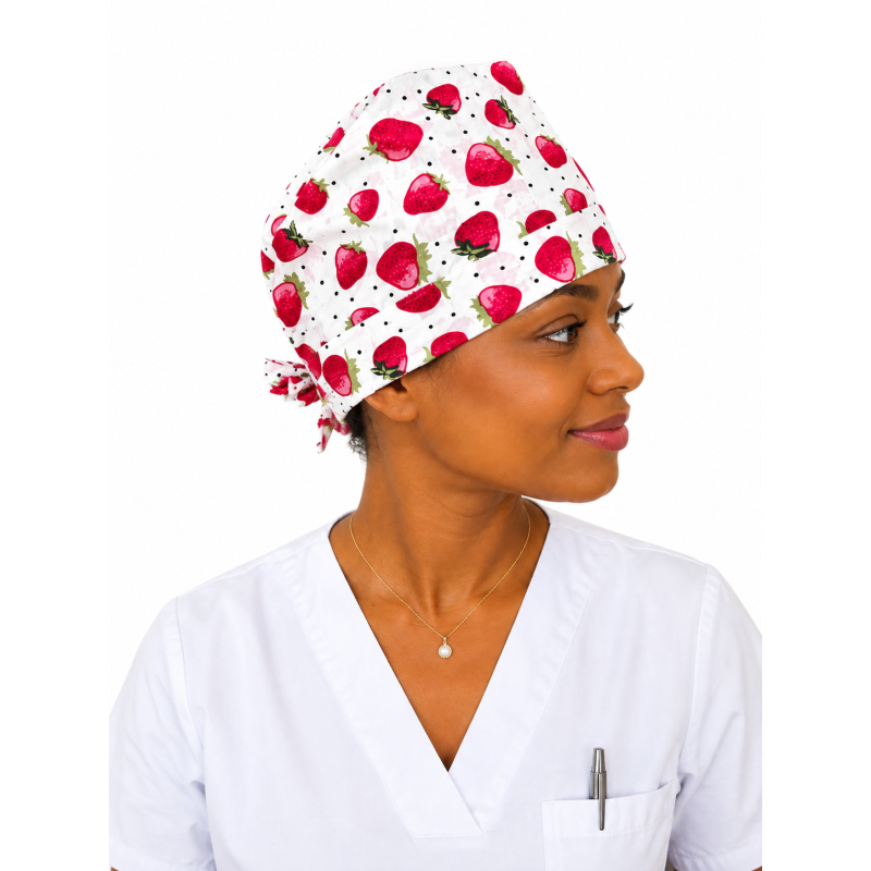 Calot médical bloc opératoire en coton – Motif Fraises | Le Monde du Calot